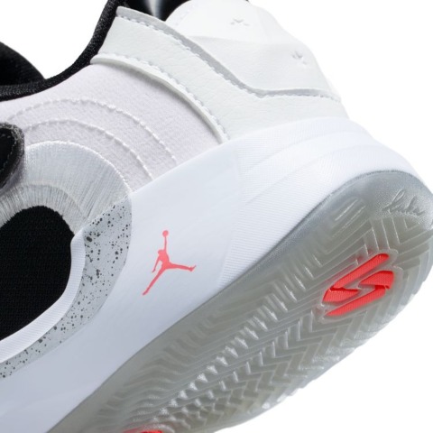 ジョーダン ルカ4 PS【HJ5226-101】White/Black/Wolf Grey